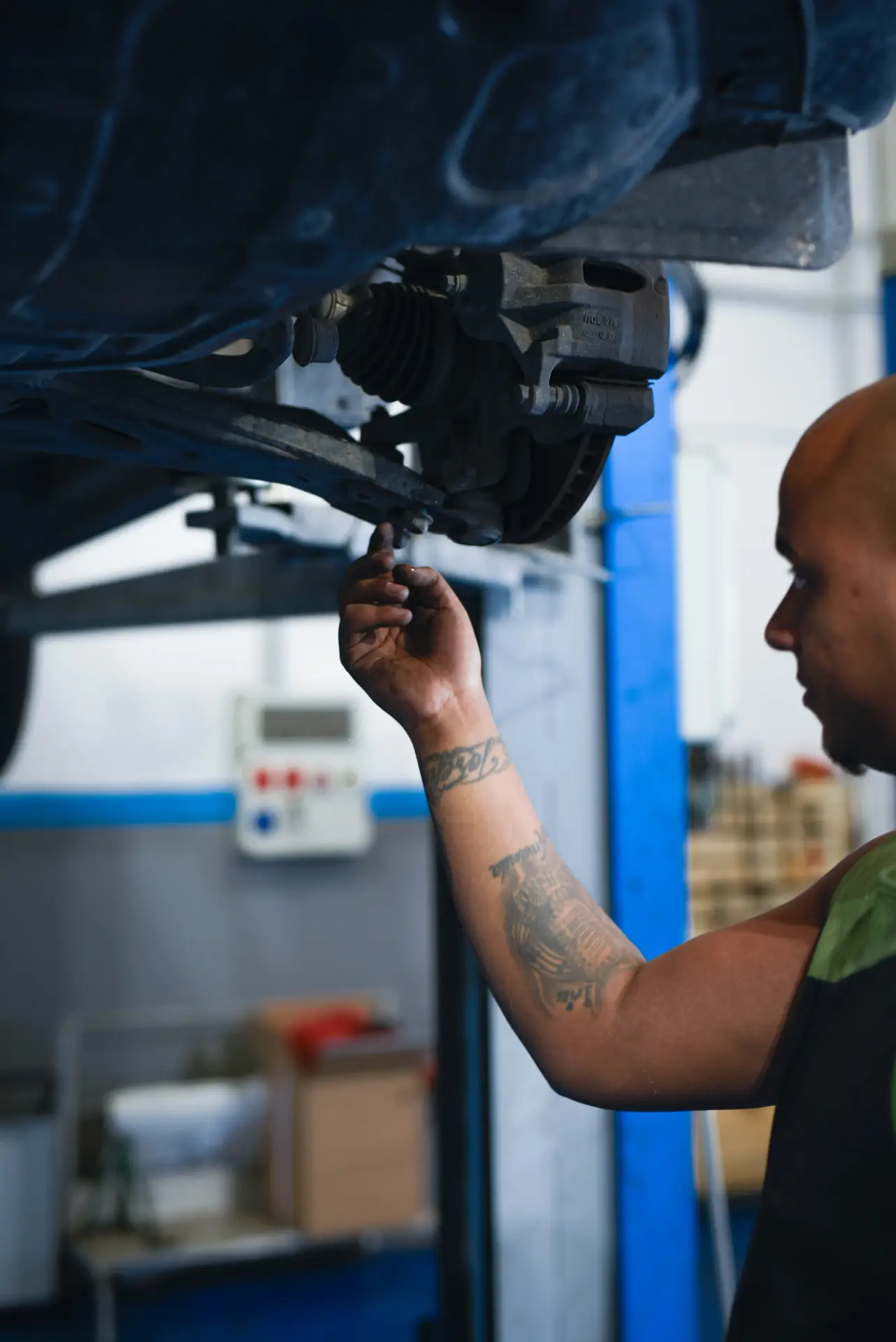 Mecánicos trabajando en taller mecánico en Mejorada del Campo – T.O.R.Q SERVICE